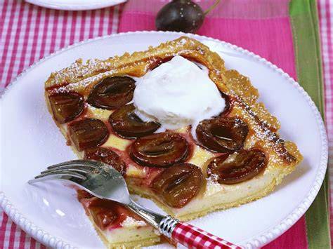 Zwetschgen Käsekuchen vom Blech - appetitlich serviert