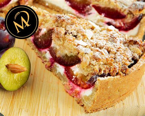 Zwetschgen Quark Torte mit Streuseln auf Holzbrett