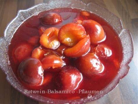 Zwetschgen mit Rotwein und Zimt im Topf