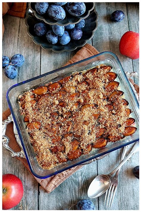 Zwetschgen und Äpfel auf dem Backblech