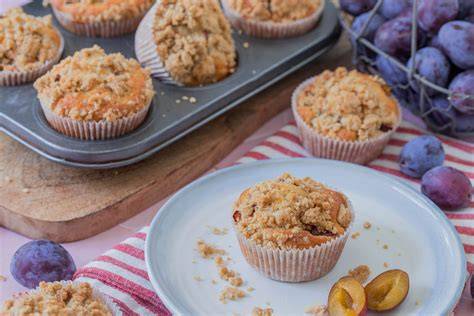 Zwetschgen und Streusel auf Muffins