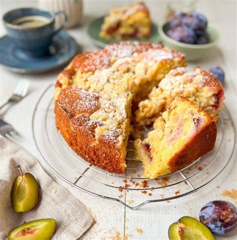 Zwetschgen und Streusel auf Rührteig
