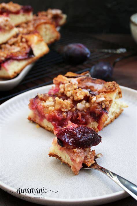 Zwetschgen- und Kirschkuchen nebeneinander