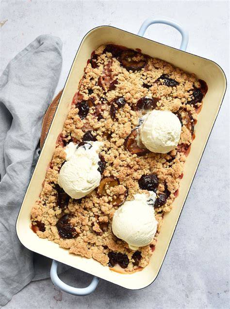 Zwetschgen-Crumble mit Vanilleeis