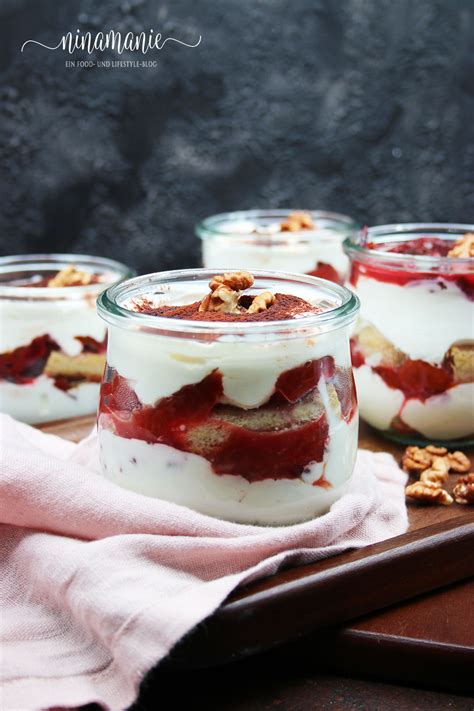Zwetschgen-Dessert im Glas mit Mandeln