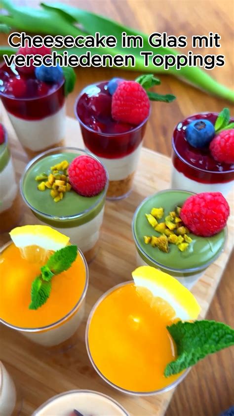 Zwetschgen-Desserts im Glas mit unterschiedlichen Cremes und Toppings