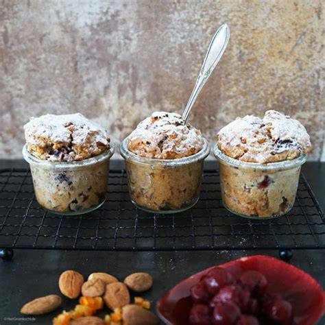 Zwetschgen-Schichtdessert im Glas mit gerösteten Mandeln