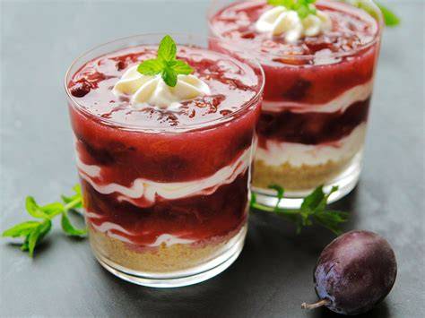 Zwetschgen-Tiramisu in Gläsern mit Kakao bestäubt