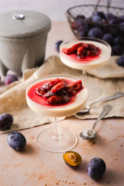 Zwetschgenkompott im Glas mit Joghurt-Creme