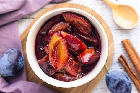Zwetschgenkompott mit Amaretto im Topf