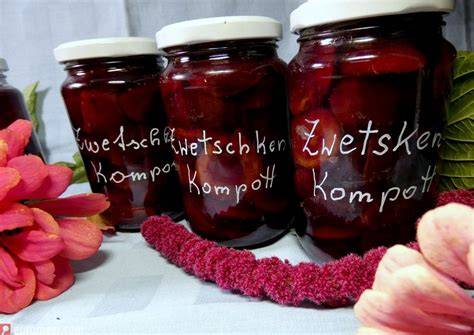 Zwetschgenkompott mit Gewürzen im Topf