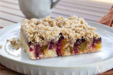 Zwetschgenkuchen als Blechkuchen mit Streuseln und Zwetschgenhälften