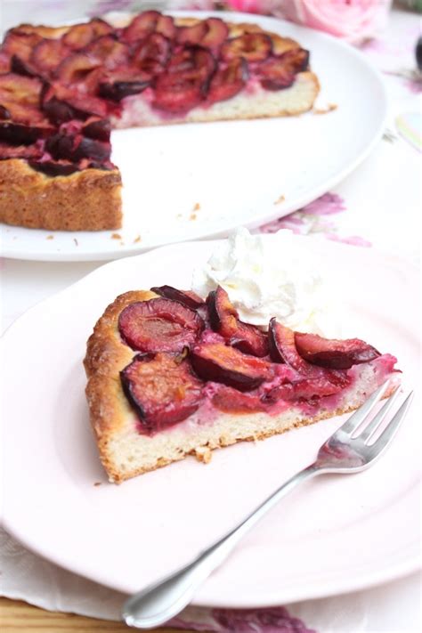 Zwetschgenkuchen mit Quark-Öl-Teig, frisch serviert mit Sahne und Zimtzucker