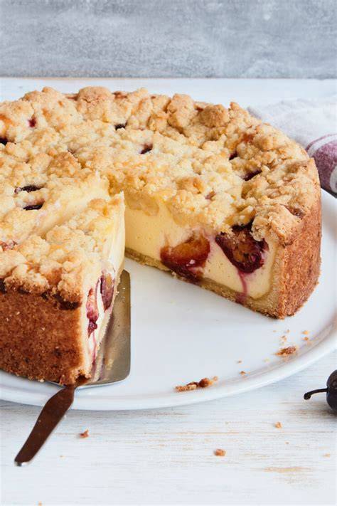 Zwetschgenkuchen mit Streuseln und Pudding im Ofen