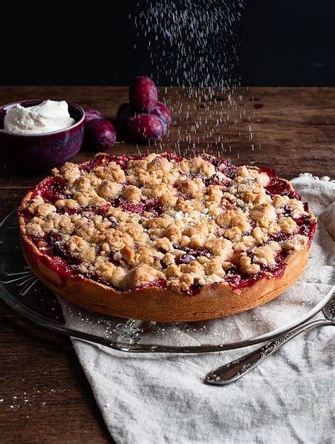 Zwetschgenkuchen mit dicken Zimt-Streuseln und Sahne