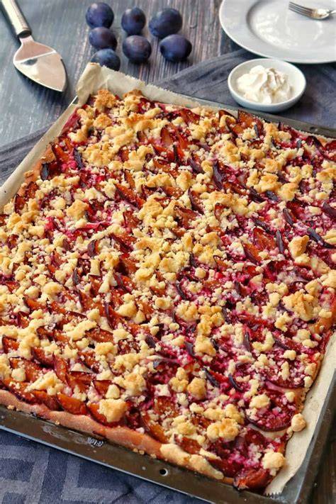 Zwetschgenkuchen vom Blech, Zwetschgen und Streusel im Nahaufnahme