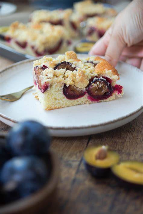 Zwetschgenkuchen vom Blech, Zwetschgenhälften auf Rührteig, herbstliche Stimmung