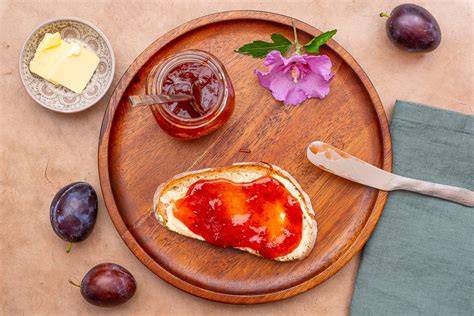 Zwetschgenmarmelade auf Brot