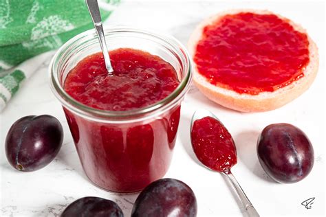 Zwetschgenmarmelade auf frischem Brot angerichtet