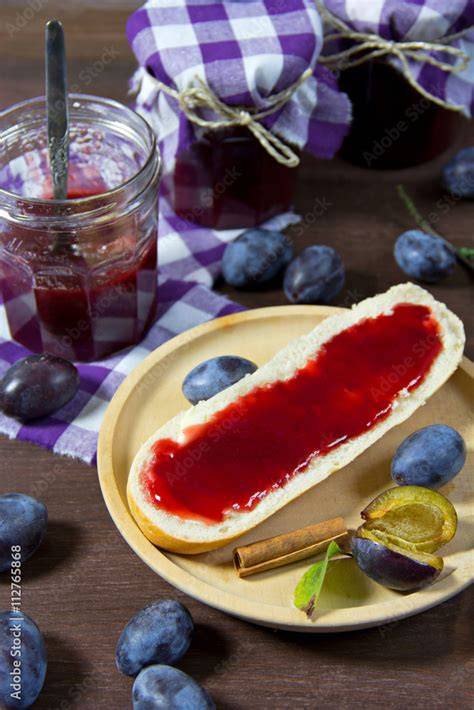 Zwetschgenmarmelade in Gläsern