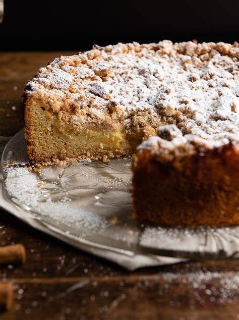 Zwetschgenplunder fertig gebacken, angeschnitten, mit Vanillepudding und Streuseln