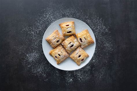 Zwetschgentaschen mit Zimt und Haselnüssen