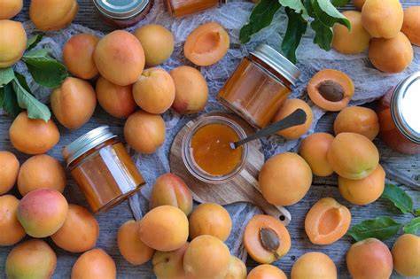 Zwetschken und Marillen auf dem Tisch, Zutaten Marmelade