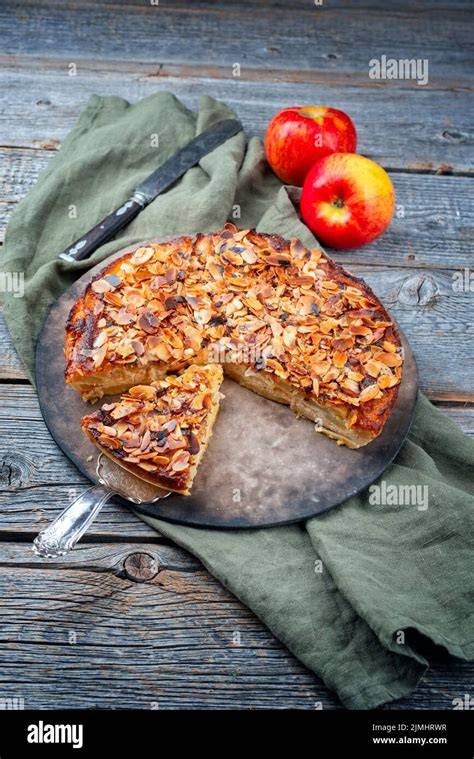 Zwieback Apfelkuchen, serviert auf einem rustikalen Holzteller
