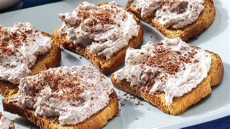 Zwieback als Frühstück mit Aufstrich