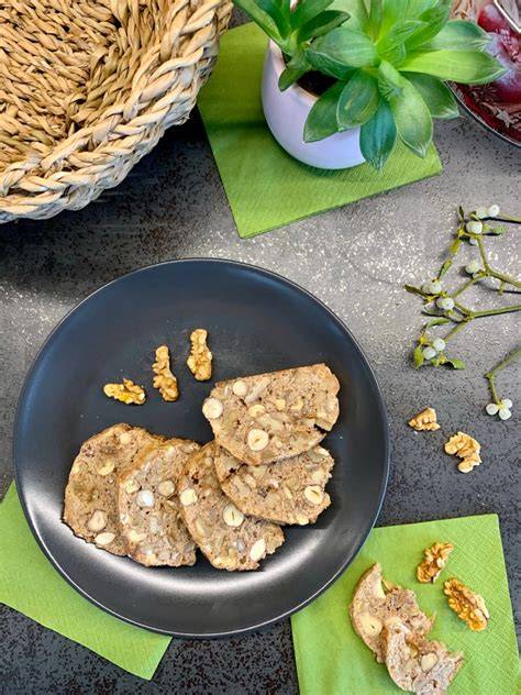 Zwieback als gesunder Snack - verschiedene Varianten auf einem Teller mit Aufstrichen (Infografik)