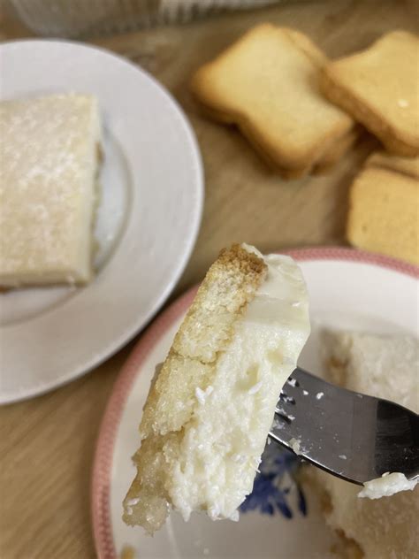 Zwieback und Pudding geschichtet (Querschnitt)