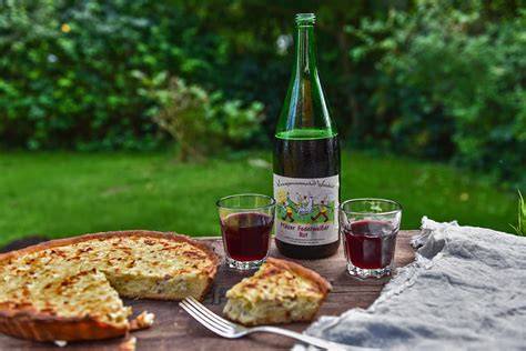 Zwiebelkuchen mit frischem Wein
