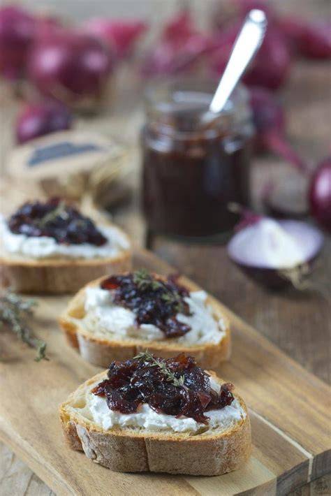 Zwiebelmarmelade auf Baguette