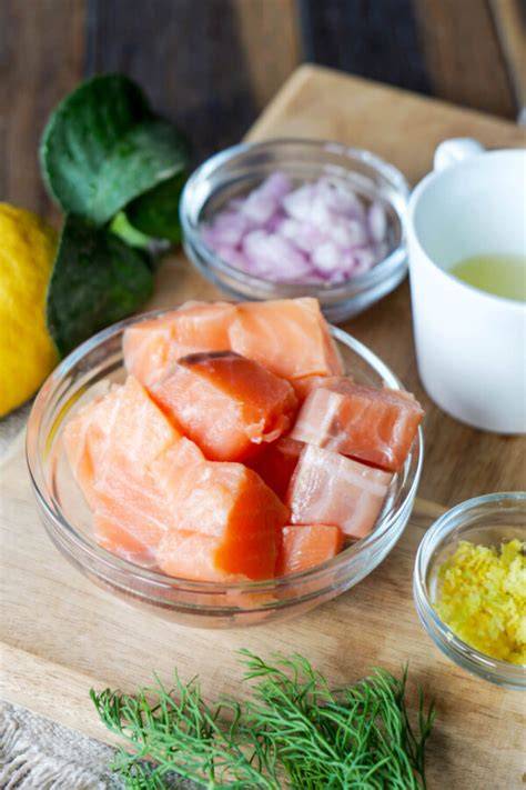 Zwiebeln, Zitronen, frischer Lachs und Trüffelöl: Vorbereitung für die Sauce