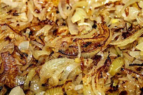 Zwiebeln karamellisieren in der Pfanne