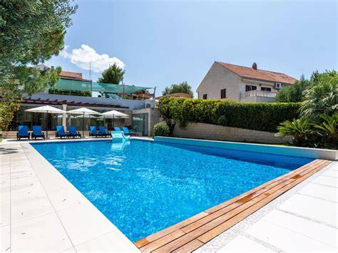 Zwischenschritt: Bestreichen der ersten Kuchenlage mit Erdbeer-Buttercreme