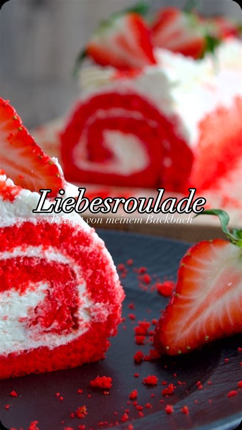 Zwischenschritte: Biskuit entrollt, Creme verteilt, Erdbeeren gestreut, wieder aufgerollt