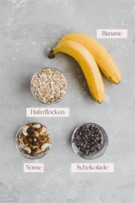 abgebildete Zutaten Haferflocken, Quinoa, Bananen, Nüsse