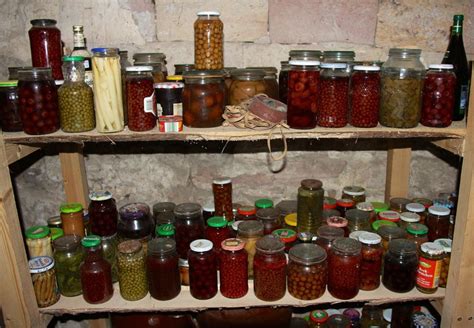 abgefüllte KiBa-Marmeladegläser im Vorratskeller