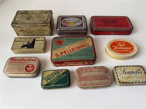alte Blechdosen mit Schokolade und historische Fotografien