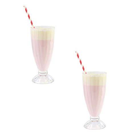 amerikanische milchshake-gläser mit rot-weißen strohhalmen