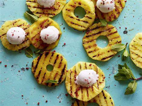 ananas auf dem grill mit grillstreifen