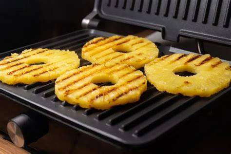 ananas auf rost mit grillstreifen