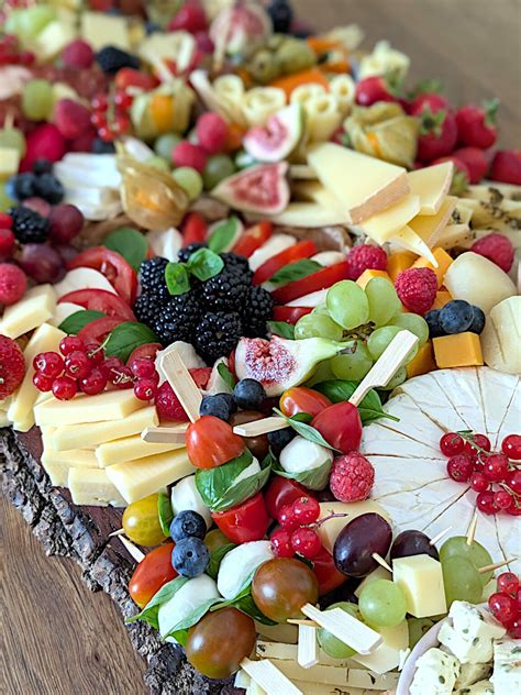anfertigung einer schönen Käseplatte mit kleinen Schälchen für Marmeladen