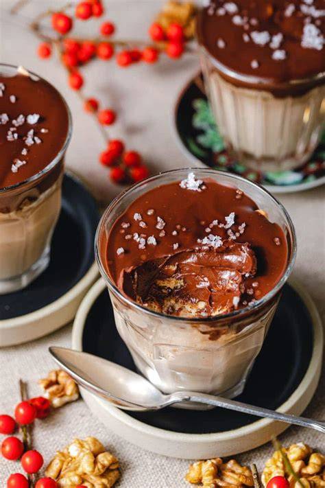 angemachter teller mit schokoladenbröseln oliven ganache brombeeren walnuss