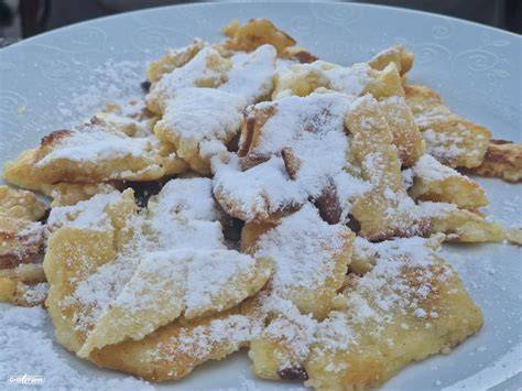 angerichteter-Kaiserschmarrn-mit-Puderzucker-auf-Teller