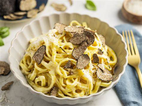 anrichten: frisch gehobelter weißer Trüffel über Pasta