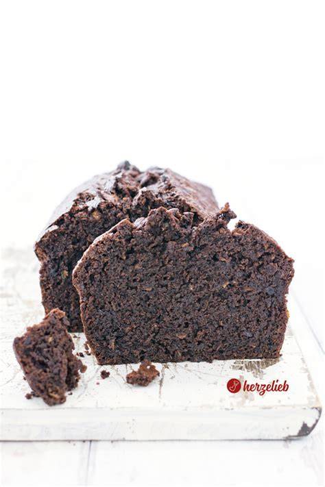 anschnitt: doublechoc schokoladen-zucchinikuchen mit schokoladenguss