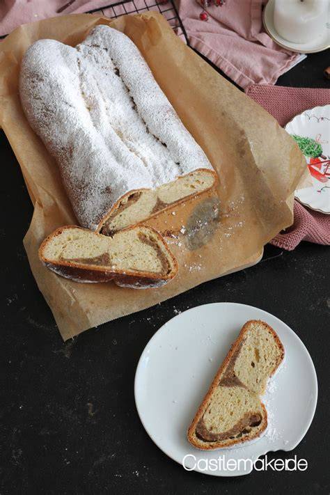 anschnitt: spiralförmige füllung aus marzipan, spekulatius und mandeln im quarkstollen
