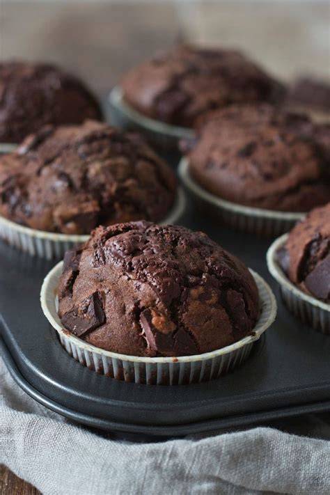 anschnitt eines schokomuffins mit viel schokolade